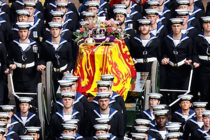 Miembros de la Royal Navy escoltan el féretro de Isabel II por las calles de Londres.