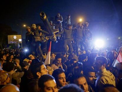 Soldados egipcios subidos a un tanque ante el palacio presidencial egipcio entre una multitud contraria a Morsi.