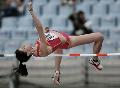 La española Ruth Beitia durante la clasificación de salto de altura de los Mundiales de atletismo de Osaka de 2007, prueba que superó con un salto de 1,94m.