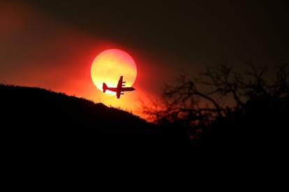 Vista da Lua tingida de vermelho no norte de Califórnia.