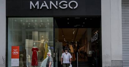 Un hombre sale de una tienda Mango abierta durante la fase 1 de la desescalada en la que se permite reapertura de locales y establecimientos minoristas