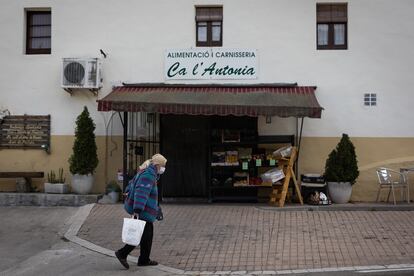 Una mujer pasea por Pontons, un municipio de 500 habitantes gobernado por el PP.