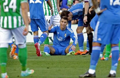 Ronaldo sobre el cesped después de una entrada