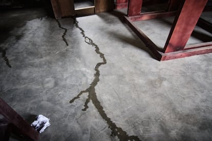 Agua filtrada en una de las clases del colegio La Fe. El centro necesita muchos arreglos, pero no hay dinero suficiente para acometerlo.