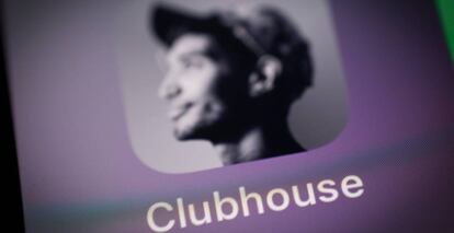 Aplicación Clubhouse en la pantalla de un iPhone.