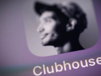 Aplicación Clubhouse en la pantalla de un iPhone.