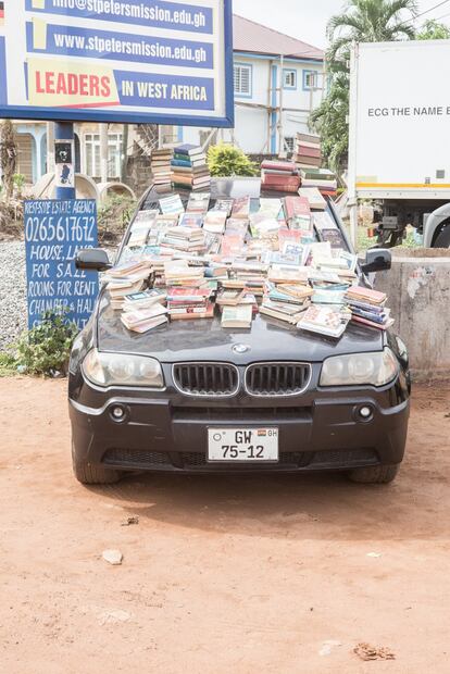 Las creencias penetras de forma más profunda en los barrios pobres y no hay nadie que controle las finanzas de estas iglesias, manejadas únicamente por sus profetas. Un coche cubierto de biblias y libros religiosos en una esquina de una calle de un suburbio de Accra.