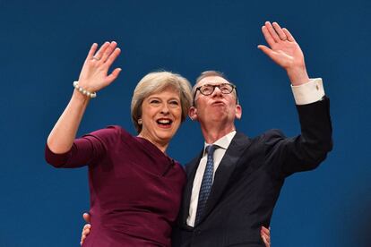 Theresa May, junto a su marido, durante el congreso del Partido Conservador, en Birmigham.