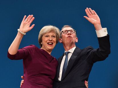 Theresa May, junto a su marido, durante el congreso del Partido Conservador, en Birmigham.