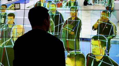 Un hombre observa una demostración de software de análisis de movimiento humano en Pekín, China.