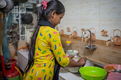 La pequeña Riya también se encarga de realizar labores de limpieza en la casa en la que trabaja para poder obtener ingresos con los que contribuir a la economía familiar. Dice sentirse agradecida porque la tratan bien y no es el peor empleo que podría tener.