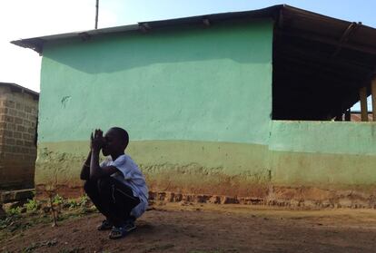 Un alumno de Akwadum Christian Village reza en las inmediaciones de la escuela religiosa.