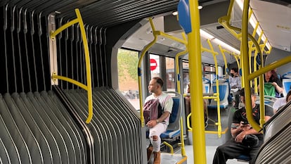 Interior de uno de los autobuses del servicio especial por los cortes en la Línea 6 de Metro Madrid.