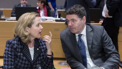 La vicepresidenta económica, Nadia Calviño, y el presidente del Eurogrupo, el irlandés Paschal Donohoe, hablan 