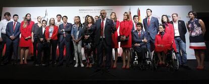 Blanco, junto a la delegación española tras la derrota.