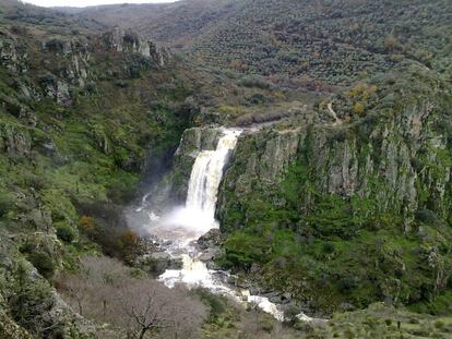 En el cañón del río Uces, un afluente del Duero en la provincia de Salamanca, se encuentra una de las cascadas más bonitas de la península: el Pozo de los Humos, donde el agua cae de las rocas desde 50 metros, formando nubes de vapor. Masueco y Pereña son los pueblos más cercanos a este enclave natural.