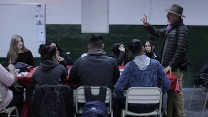 Reza trabaja con los jovenes de Fuerte Apache.