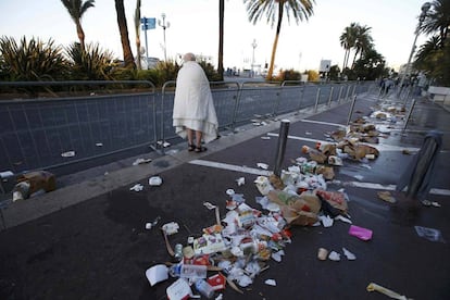 Un hombre camina a través de restos de basura en el Paseo de los Ingleses en Niza, tras el atentado terrorista.