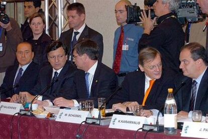 De izquierda a derecha, Silvio Berlusconi (Italia), José Manuel Durão Barroso (presidente de la Comisión), Jan Peter Balkenende (Holanda), Wolfgang Schüssell (Austria) y Kostas Karamanlis (Grecia), ayer al comenzar la cumbre.