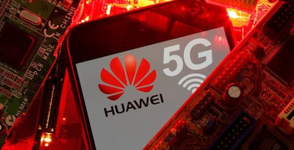 Un teléfono con el logo de Huawei y de la red 5G.