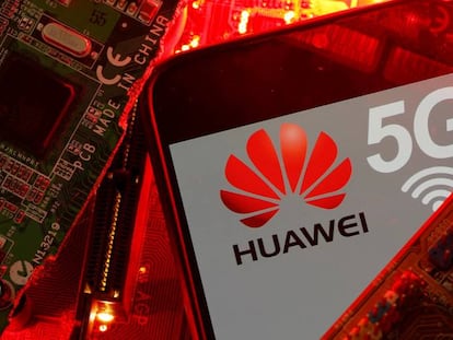 Un teléfono con el logo de Huawei y de la red 5G.