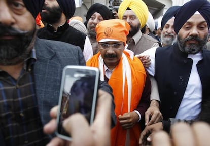 Arvind Kejriwal, líder del partido anticorrupción, visita un templo sij en Nueva Delhi.