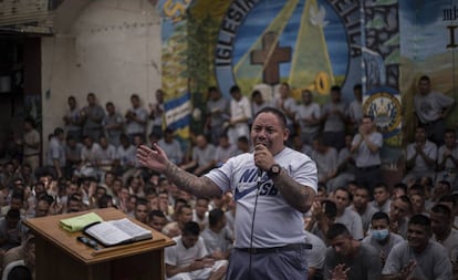 Um preso durante culto religioso na cadeia de Gotera