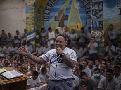 Um preso durante culto religioso na cadeia de Gotera