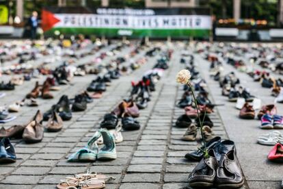 Varios zapatos dejados en la plaza Jean Rey delante del Consejo de la Unión Europea en memoria de todas las personas asesinadas en Israel en la última década, en Bruselas (Bélgica).