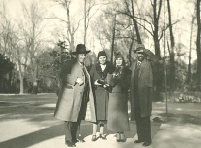 De izquierda a derecha, el barítono Julio Pulido, Zenobia Camprubí, la recitadora Dalia Íñiguez y Juan Ramón Jiménez, en una fotografía inédita tomada por Juan Guerrero Ruiz en Madrid en 1934.