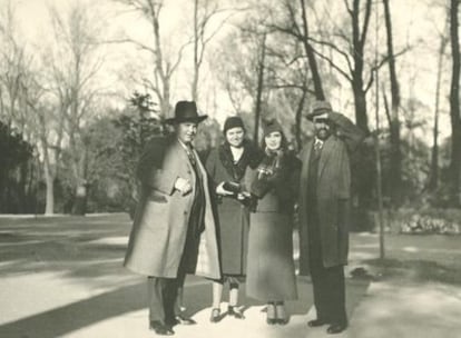 De izquierda a derecha, el barítono Julio Pulido, Zenobia Camprubí, la recitadora Dalia Íñiguez y Juan Ramón Jiménez, en una fotografía inédita tomada por Juan Guerrero Ruiz en Madrid en 1934.