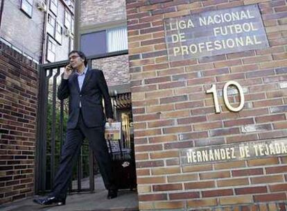 Tatxo Benet, directivo de Mediapro, sale de la sede de la Liga de Fútbol Profesional, en Madrid.