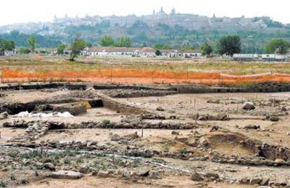 Actuales excavaciones en los terrenos de la Vega Baja con el casco histórico de la ciudad de Toledo al fondo.