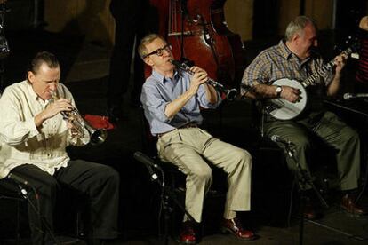 Woody Allen, en el centro, con otros miembros de la New Orleans Jazz Band, en un concierto en Barcelona.