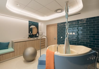 Una de las obras de Angela Müller y Marta Parra en el Hospital Punta Europa en Algeciras, Cádiz.