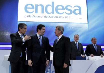 El consejero delegado de Endesa, Andrea Brentan, el presidente, Borja Prado, y el vicepresidente, Fluvio Conti, durante la Junta General Ordinaria de Accionistas de 2011 en Madrid.