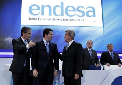 El consejero delegado de Endesa, Andrea Brentan, el presidente, Borja Prado, y el vicepresidente, Fluvio Conti, durante la Junta General Ordinaria de Accionistas de 2011 en Madrid. 