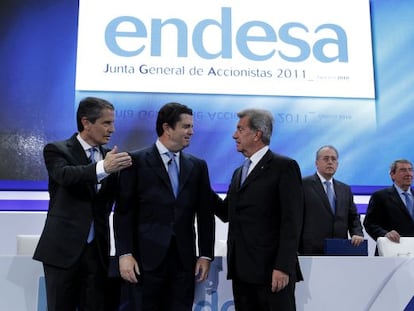El consejero delegado de Endesa, Andrea Brentan, el presidente, Borja Prado, y el vicepresidente, Fluvio Conti, durante la Junta General Ordinaria de Accionistas de 2011 en Madrid. 
