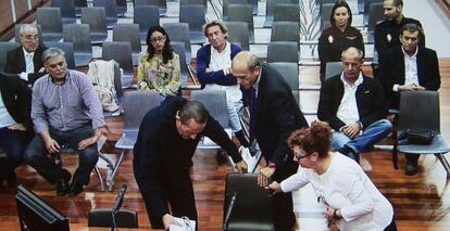 El exalcalde de Marbella Julián Muñoz, a la izquierda junto al abogado José María del Nido, en el final del juicio por el caso Fergocon.