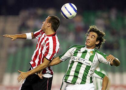 Yeste y Castellini disputan el balón durante el partido.