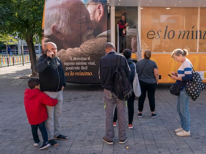 Cola para entrar en un autobús que informa sobre el Ingreso Mínimo Vital (IMV) en Parla, el 17 de abril de 2024.