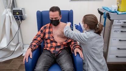 Una enfermera administra la vacuna de AstraZeneca en el hospital de campaña de La Fé de Valencia el 24 de marzo.