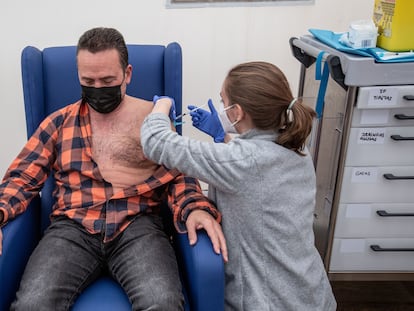 Una enfermera administra la vacuna de AstraZeneca en el hospital de campaña de La Fé de Valencia el 24 de marzo.