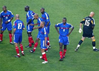 Los jugadores franceses dialogan entre sí tras recibir el segundo gol ante Croacia mientras Barthez regresa a su portería.