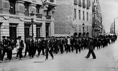 Mossos d´Esquadra son conducidos prisioneros tras tomar el ejército los edificios de la Generalitat de Cataluña y el Ayuntamiento de Barcelona, el 7 de octubre de 1934.