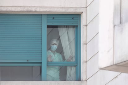 Una trabajadora del personal sanitario, protegida con mascarilla, en la Residencia ORPEA Madrid Buenavista.