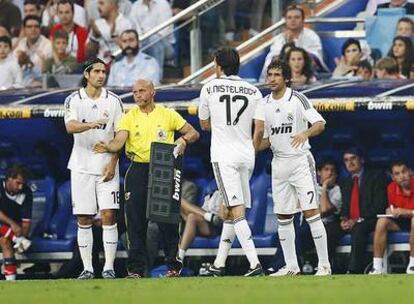 De la Red y Raúl se disponen a entrar al campo en un partido del Madrid mientras Van Nistelrooy sale.