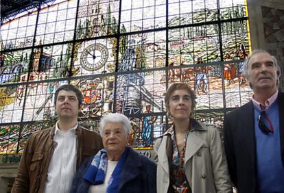 De izquierda a derecha, Kepa Junkera, Sabina de la Cruz; la concejal de Cultura de Bilbao, Ibone Bengoetxea, y José Angel Iribar, ayer en un momento del homenaje a Blas de Otero.