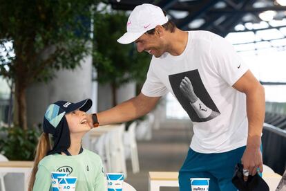 Nadal y la recogepelotas, el día después del pelotazo.