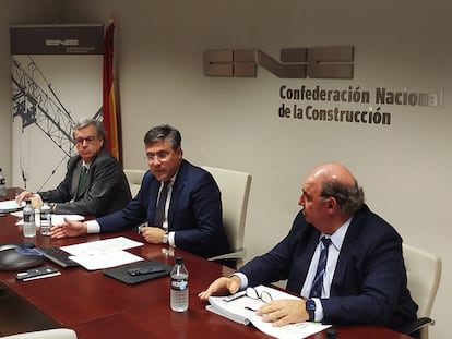 El presidente de la CNC, Pedro Fernández Alén, esta mañana entre el director jurídico de la patronal, Pablo Martínez, y su secretario general, Mariano Sanz.